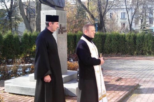 Митрополит Василій Семенюк подарував айдарівцям автомобіль